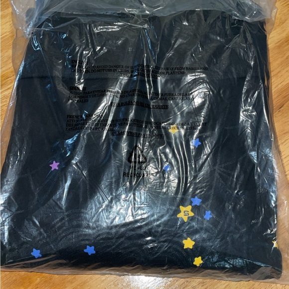 I’m selling this large sp5der pink hoodie it is black and pink - Picture 3 of 5